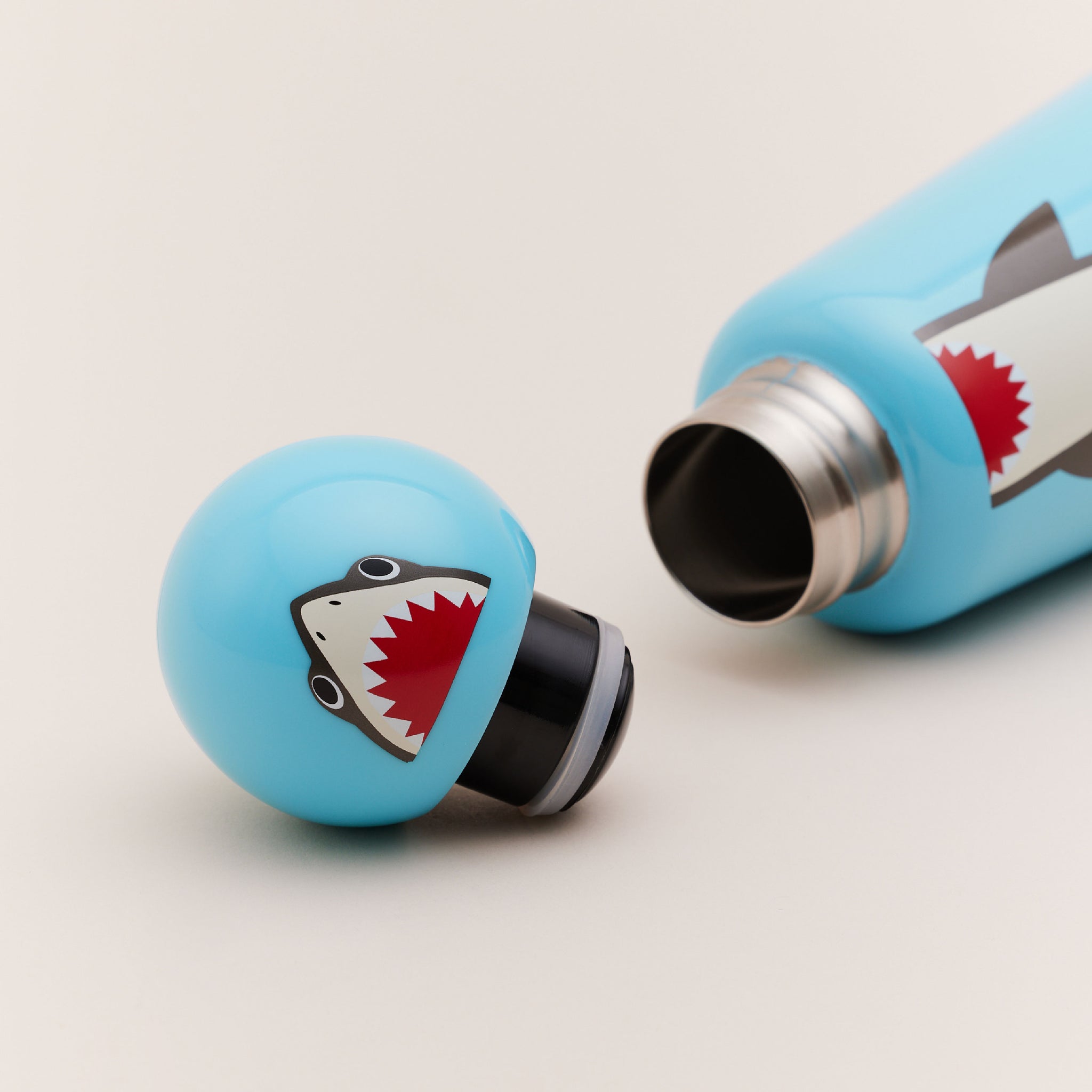 Lund London Shark Skittle Bottle | ขวดน้ำ เก็บความเย็น