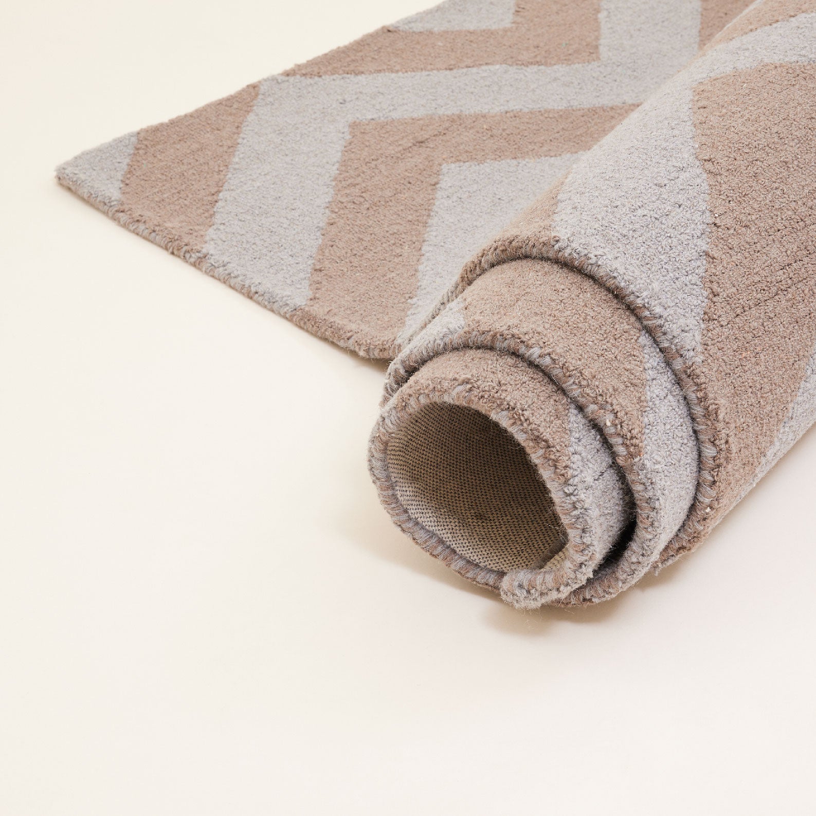 Light Grey Hand-Tufted Carpet | พรมทอมือ