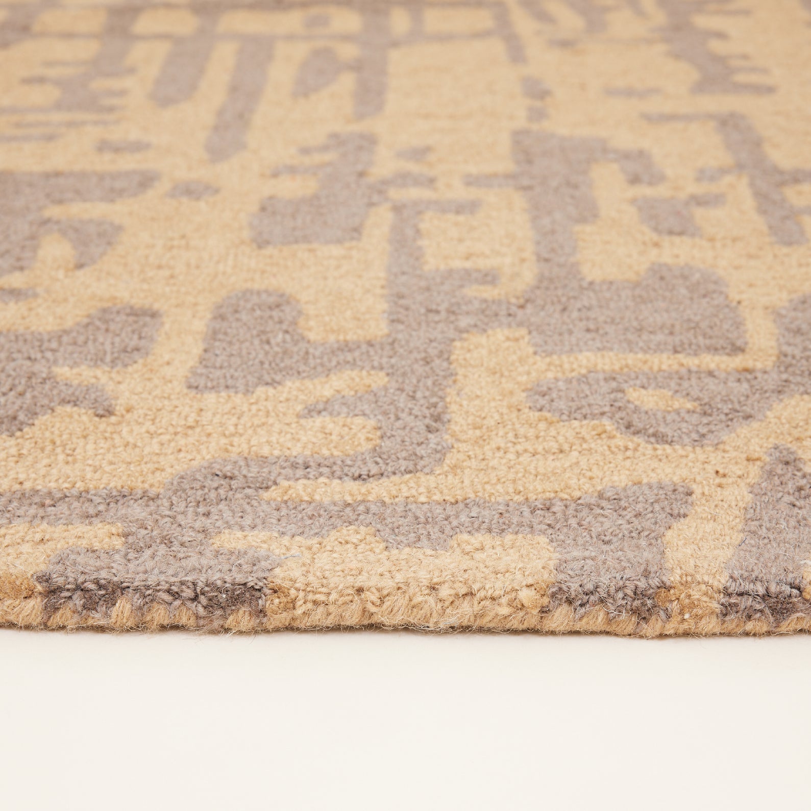 Beige Hand-Tufted Carpet | พรมทอมือ