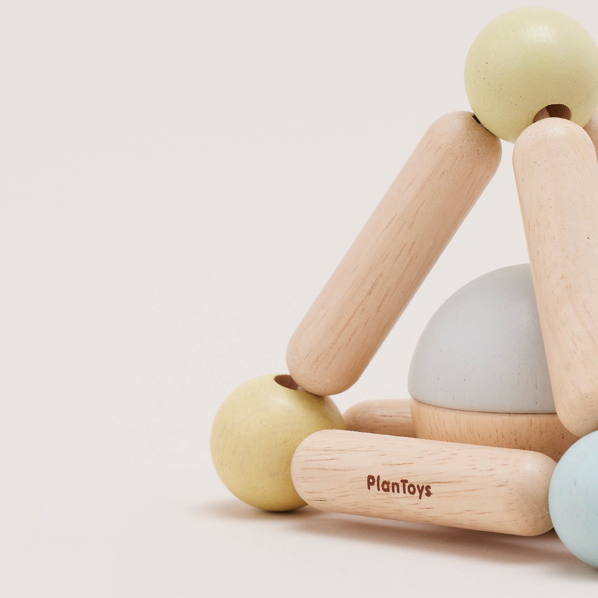 Plantoys Triangle Clutching Toy |  ของเล่นไม้ ทรงพีระมิด