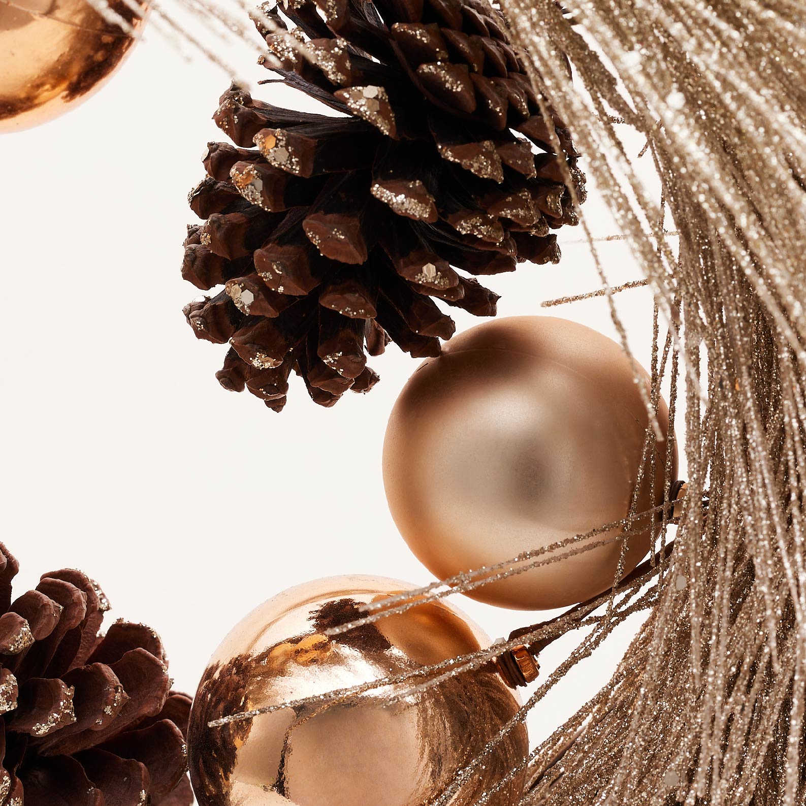 Gold Christmas Wreath with Ball | พวงคริสต์มาส ของตกแต่ง